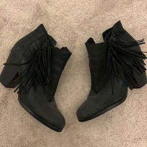 Vince Camuto black booties w tassels